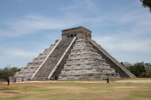 Große Pyramide in Chichen Itza - Mexiko, diagonal aufgenommen