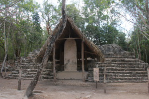 Stele in der Ausgrabungsstätte Coba in Mexiko