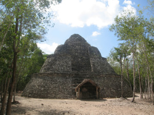 Kleines Observatorium in Form einer stilisierten Pyramide in Coba - Mexiko