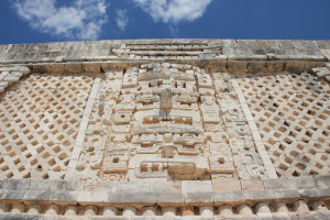 Verzierte Fassade eines Gebäudes in Uxmal