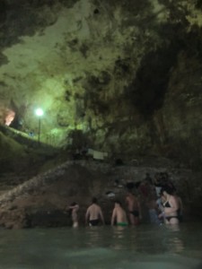 Schwimmen in einer Cenote in Mexiko