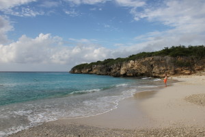 Seitliche Aufnahme des Cas Abao Strands auf Curacao