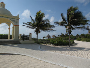 Strand mit Pavillon in Mexiko
