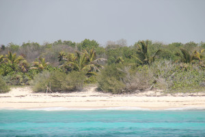 Menschenleerer, ruhiger Strand an der Riviera Maya