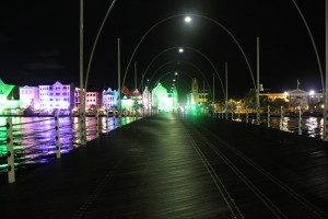 Königin Emma Brücke in Willemstad auf Curacao nachts mit Blick auf Punta