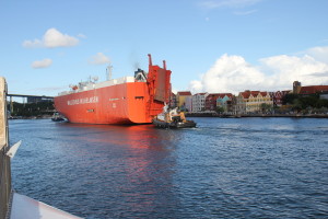 Schiff durchfährt die Wilhelminabrücke auf Curacao