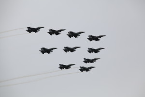 Luchtmachtdagen - Airshow in Holland mit einer Formation F-16
