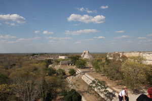 Blick von der begehbaren Pyramide in Uxmal über das Gelände