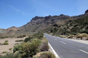 Straße durch das Teide-Plateau auf Teneriffa