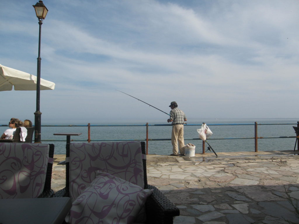 Blick vom einem Cafe in Ierapetra aufs Meer