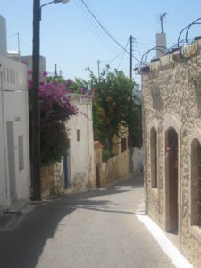 Straße durch Dorf auf Kreta