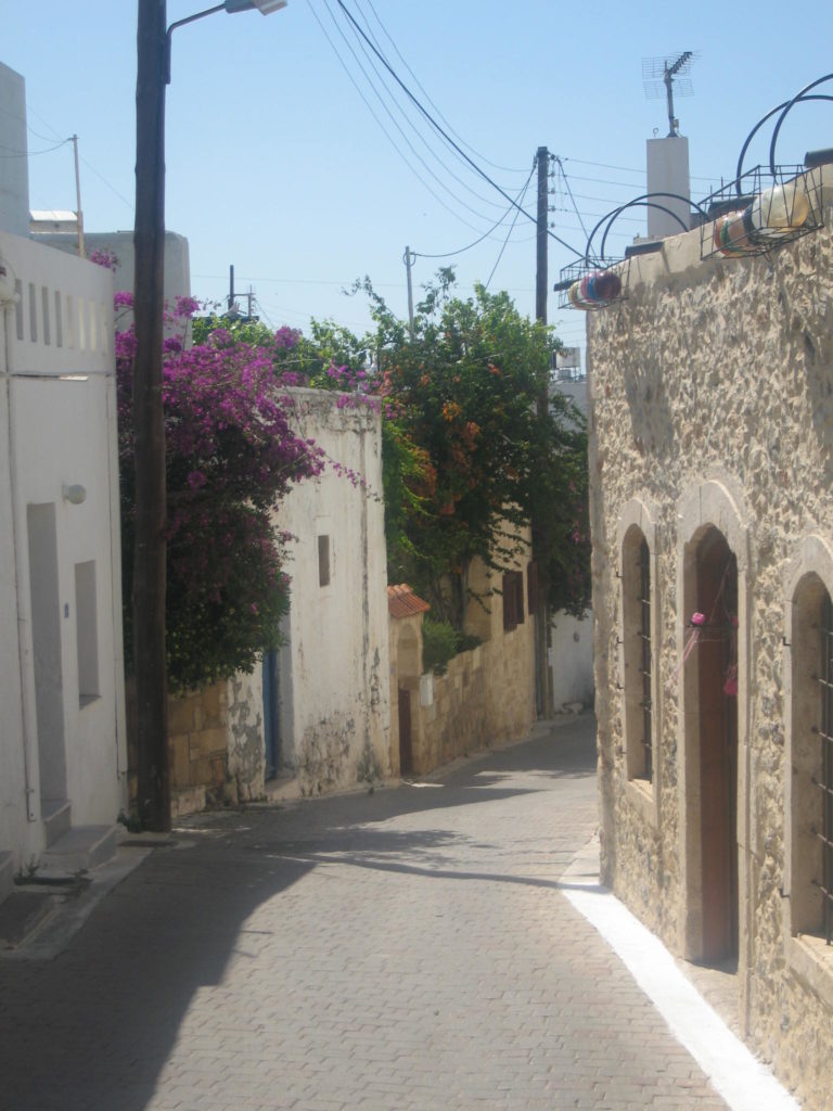 Straße durch Dorf auf Kreta
