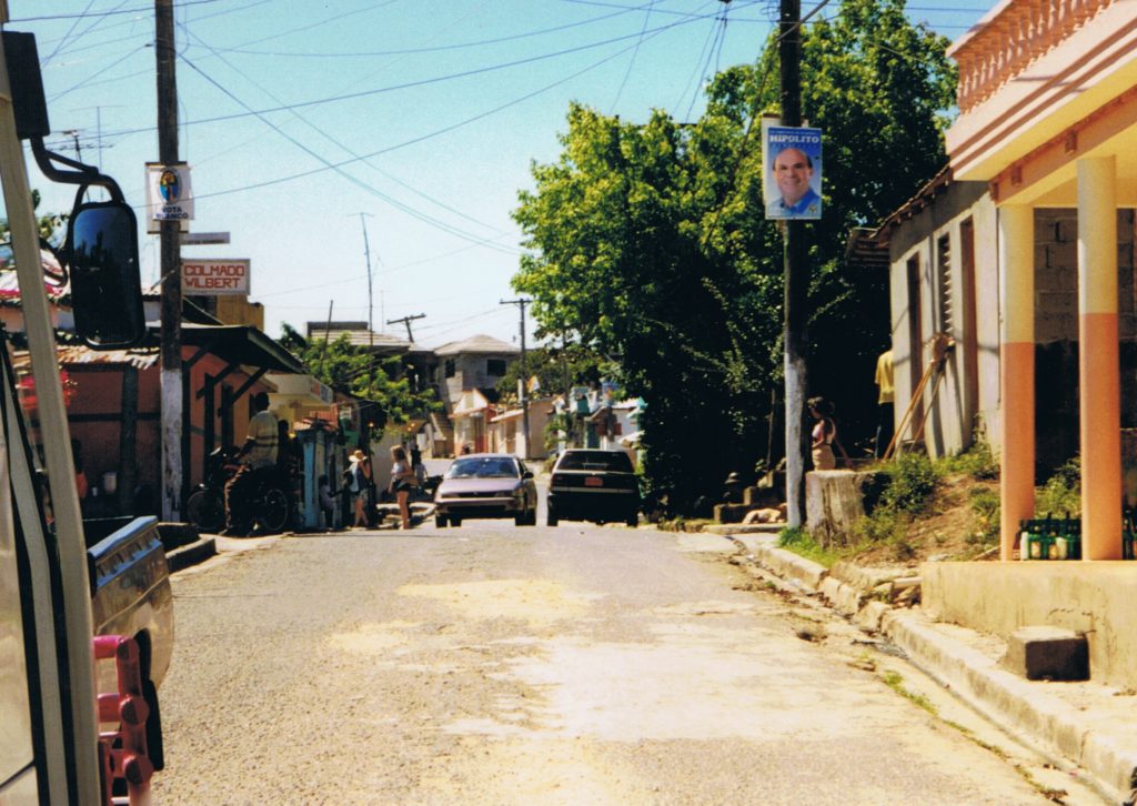 Dorfstraße in der Dominikanischen Republik